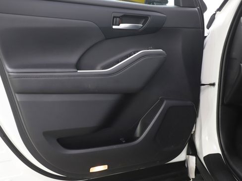 Used 2022 Toyota Highlander XLE image 21