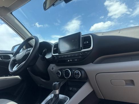 Used 2025 Hyundai Venue SEL FWD image 22