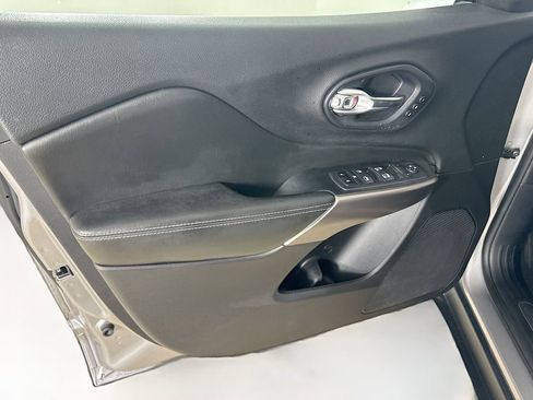 Used 2019 Jeep Cherokee Limited AWD/4WD image 11