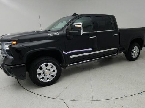 Used 2024 Chevrolet Silverado 2500 High Country w/ Technology Package AWD/4WD image 3