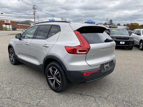 Used 2024 Volvo XC40 B5 Core image 7