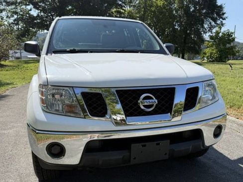 Used 2011 Nissan Frontier SV AWD/4WD image 2