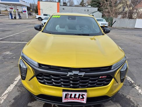 Used 2024 Chevrolet Trax RS w/ Sunroof Package image 2