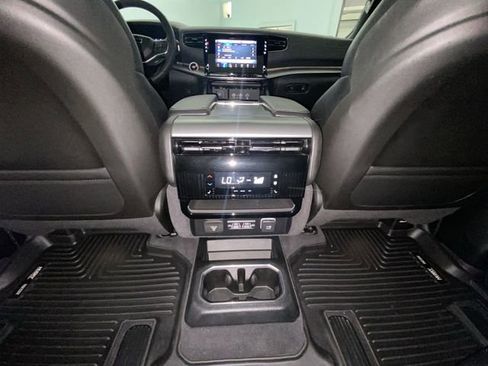 Used 2024 Jeep Wagoneer Series II AWD/4WD image 30
