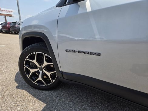 Used 2025 Jeep Compass Limited AWD/4WD image 12