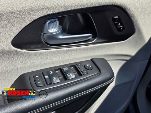 Used 2024 Chrysler Pacifica Touring-L FWD image 8