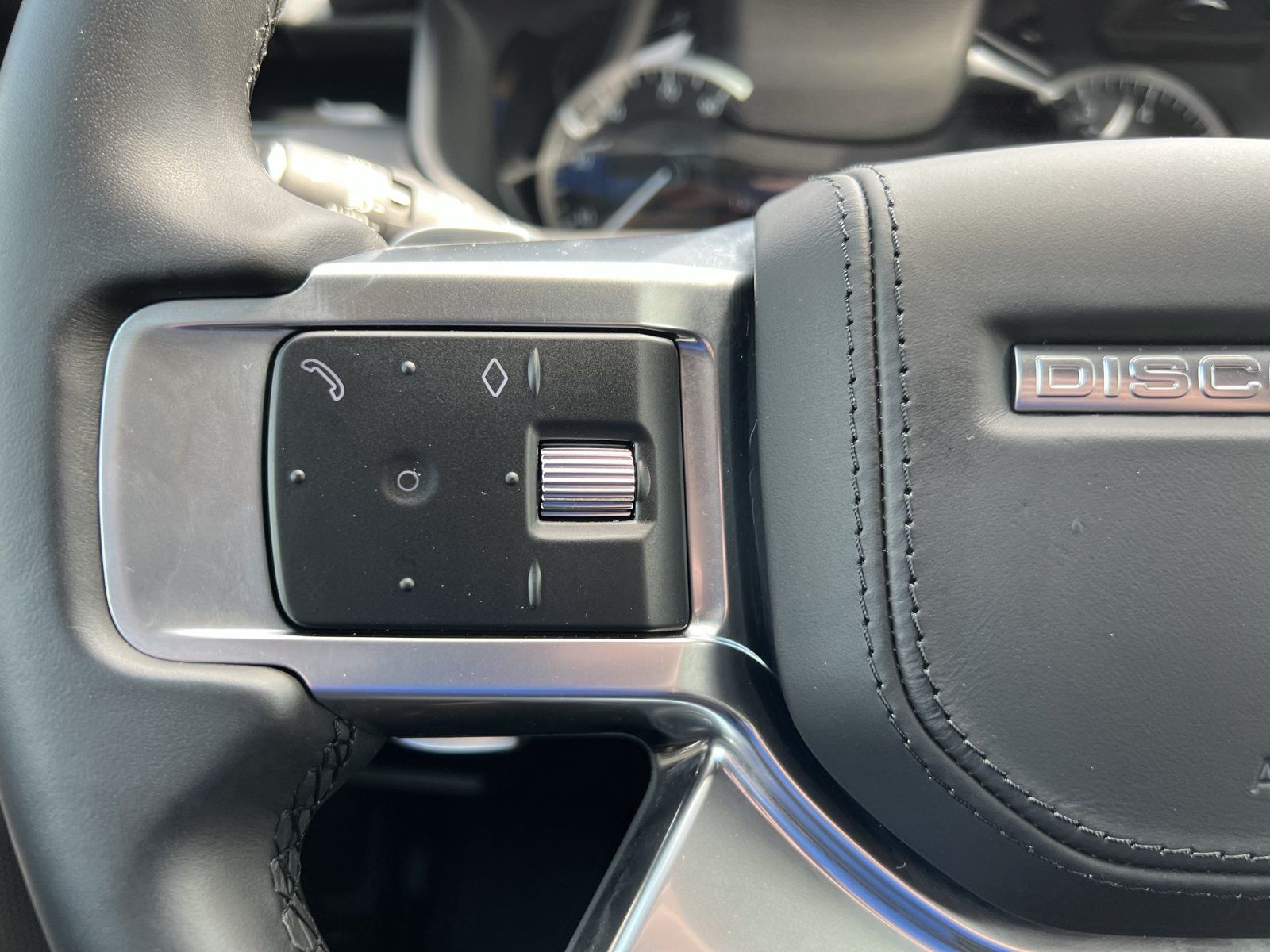 Used 2023 Land Rover Discovery Metropolitan Edition AWD/4WD image 18