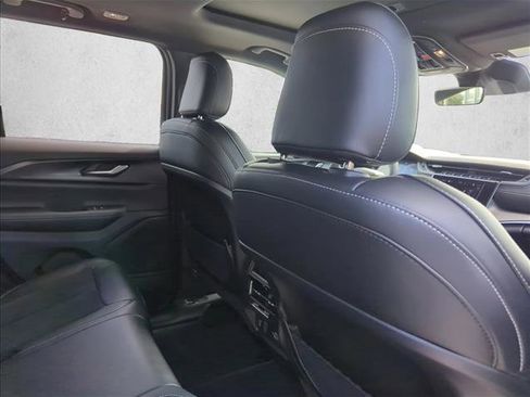 Used 2025 Jeep Grand Cherokee Altitude RWD image 18