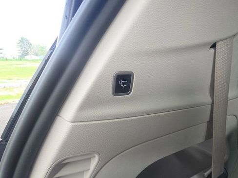 Used 2023 Chrysler Pacifica Touring-L image 14