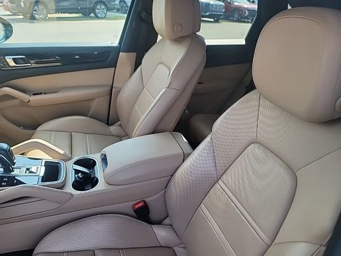 Used 2022 Porsche Cayenne AWD/4WD image 9