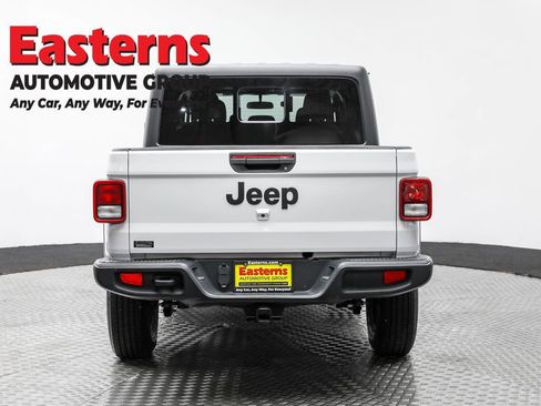 Used 2023 Jeep Gladiator Sport image 6