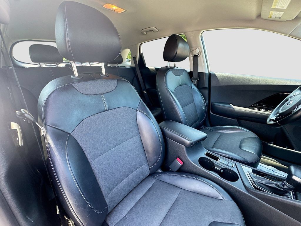Used 2017 Kia Niro FWD image 29