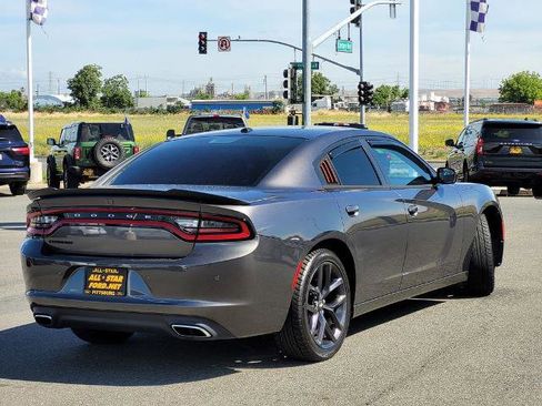 Used 2019 Dodge Charger SXT w/ Blacktop Package RWD image 4