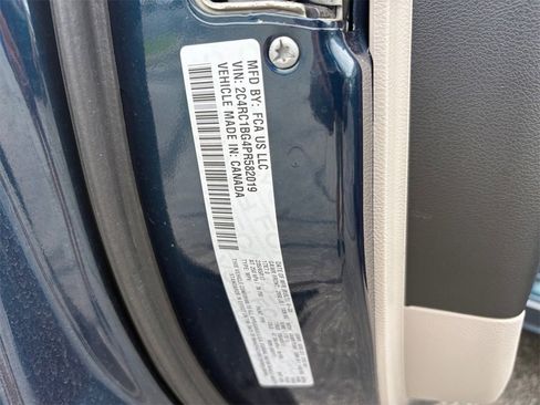 Certified 2023 Chrysler Pacifica Touring-L image 24