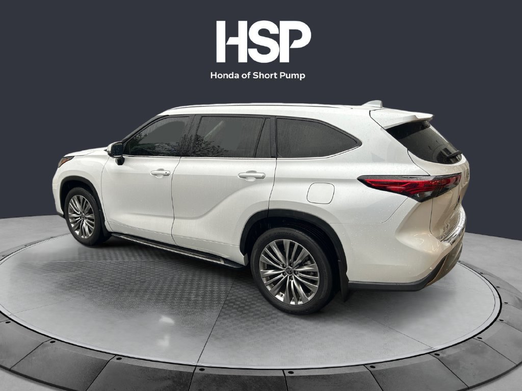 Used 2023 Toyota Highlander Platinum FWD image 3