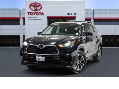 Used 2022 Toyota Highlander XLE FWD image 1