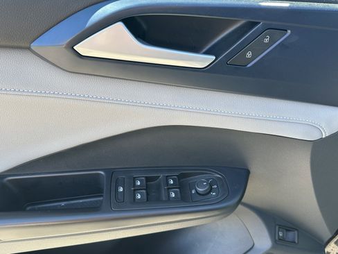 Used 2024 Volkswagen Taos SE w/ Panoramic Sunroof Package image 17