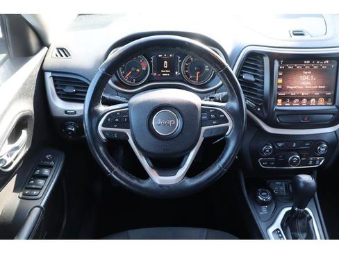 Used 2016 Jeep Cherokee Latitude w/ Cold Weather Group AWD/4WD image 10