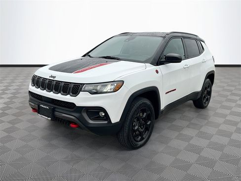 Used 2024 Jeep Compass Trailhawk image 3