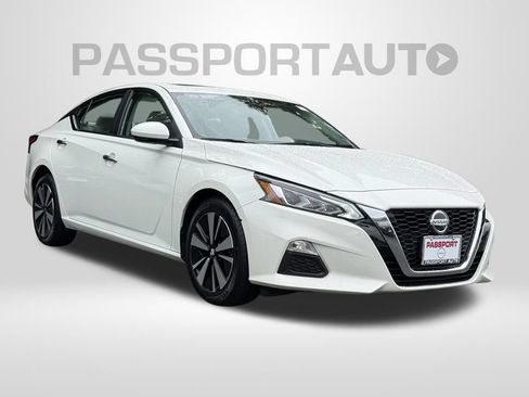 Certified 2021 Nissan Altima 2.5 SV w/ SV Premium Package FWD image 4