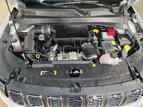 Used 2025 Jeep Compass Sport image 19