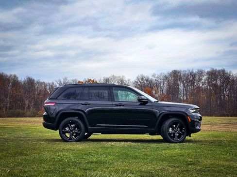New 2025 Jeep Grand Cherokee Limited image 3