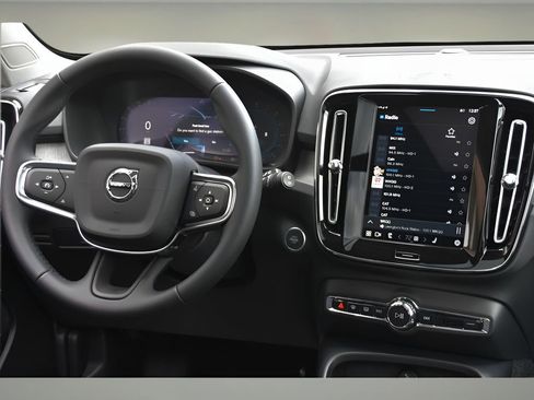 Certified 2025 Volvo XC40 B5 Core w/ Protection Package Premier image 16