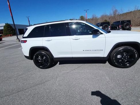 Used 2025 Jeep Grand Cherokee Limited w/ Luxury Tech Group II AWD/4WD image 8