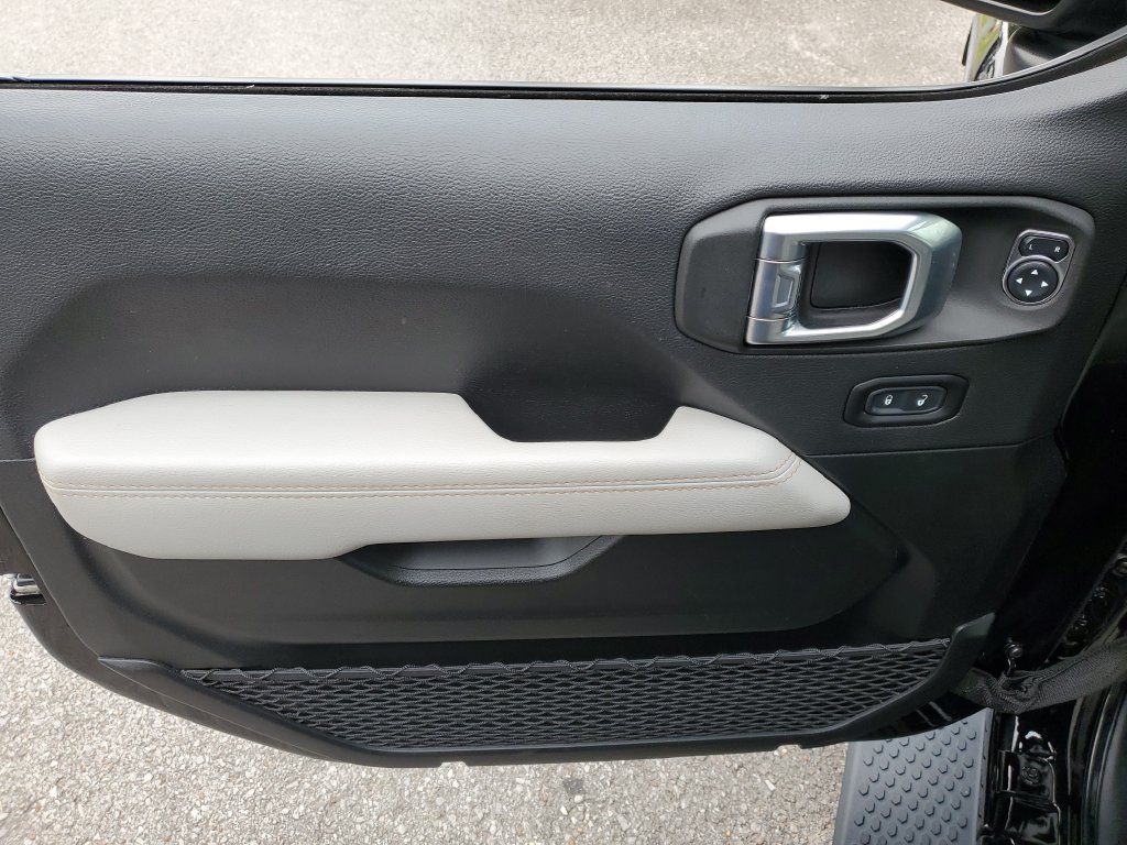 Used 2021 Jeep Wrangler Unlimited Sahara AWD/4WD image 17