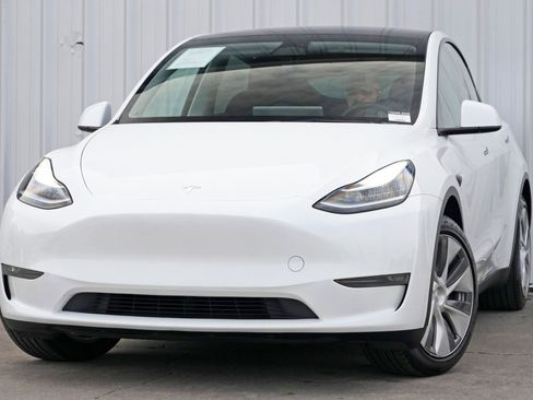 Used 2023 Tesla Model Y Long Range image 3