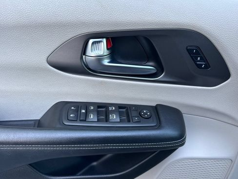 Used 2023 Chrysler Pacifica Touring-L FWD image 11