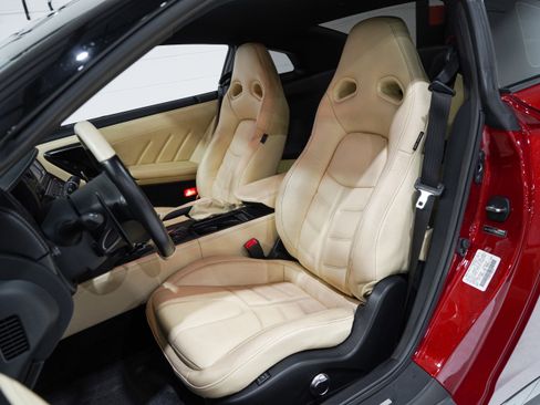 Used 2016 Nissan GT-R Premium AWD/4WD image 9