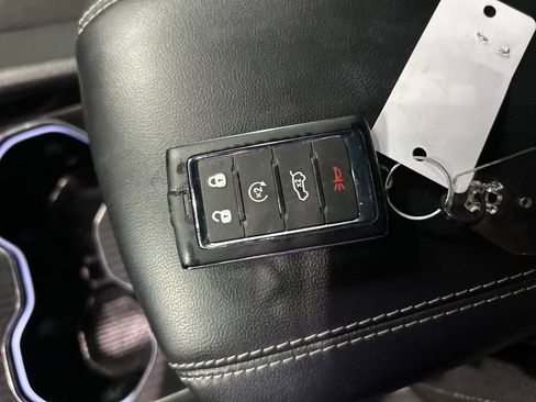 Used 2025 Jeep Grand Cherokee Laredo w/ Luxury Tech Group I AWD/4WD image 22