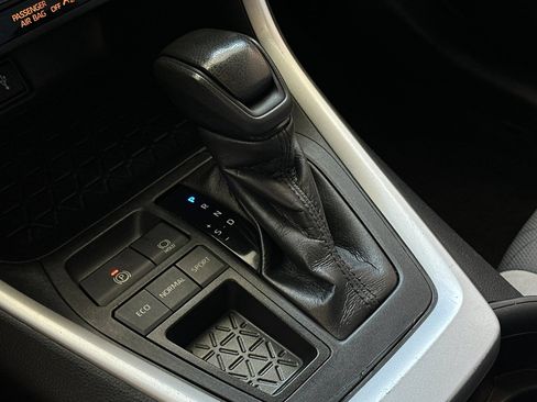 Used 2021 Toyota RAV4 XLE w/ Convenience Package FWD image 21