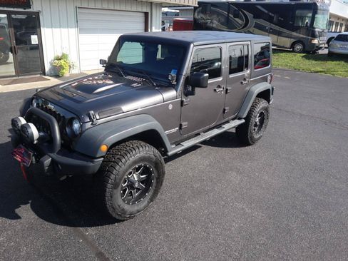 Used 2017 Jeep Wrangler Unlimited Rubicon w/ Cold Weather Group AWD/4WD image 29