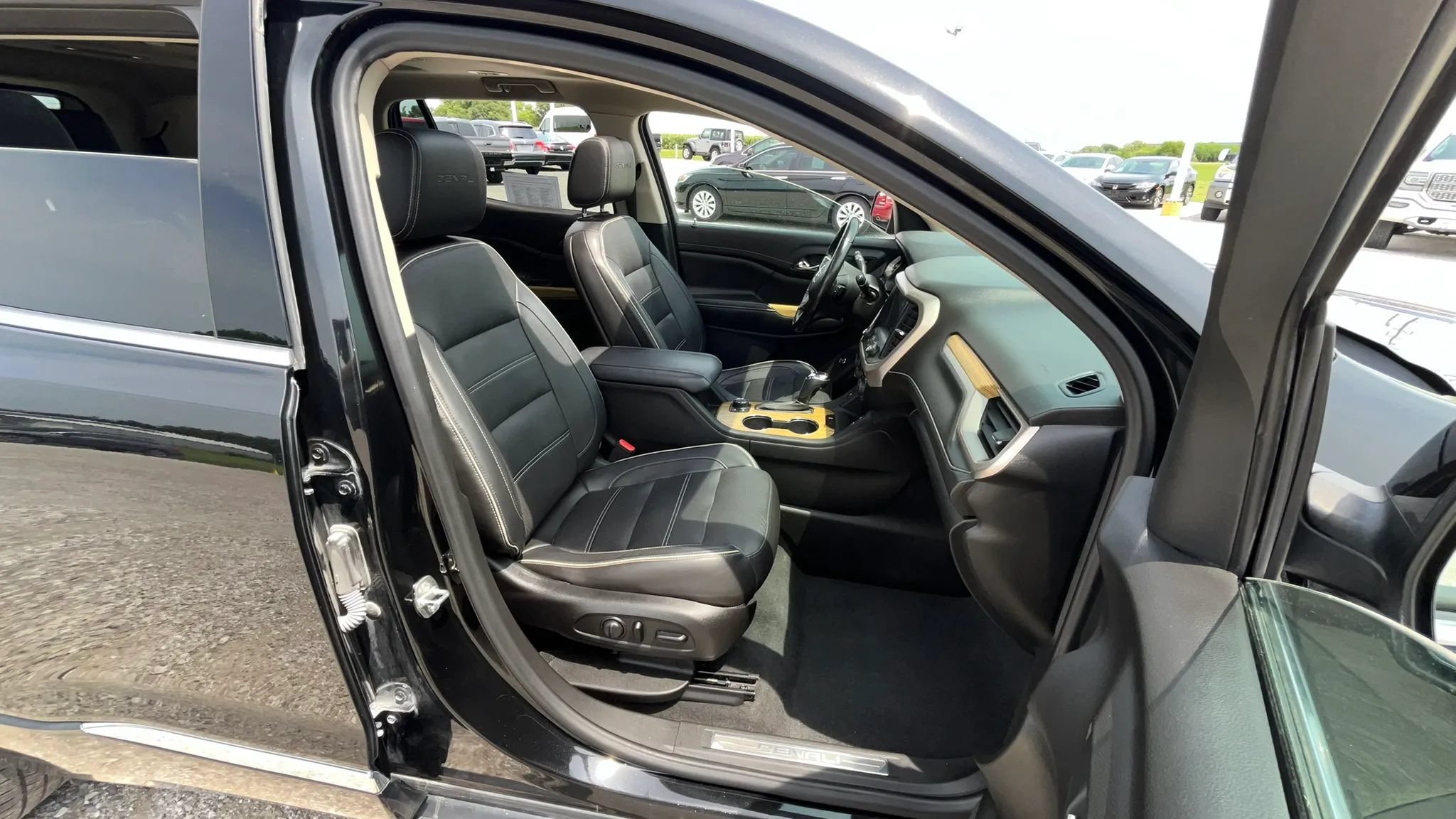 Used 2019 GMC Acadia Denali w/ LPO, Floor Liner Package AWD/4WD image 10