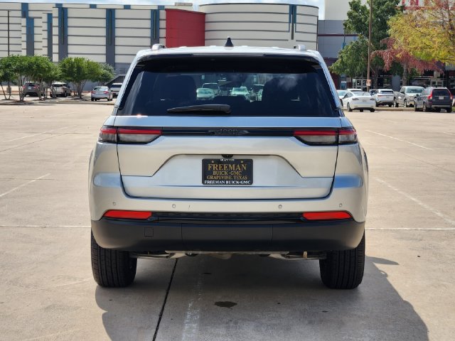 Used 2025 Jeep Grand Cherokee Altitude RWD image 6