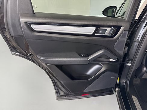 Used 2023 Porsche Cayenne Platinum Edition image 25