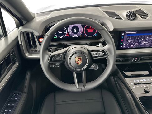 Certified 2025 Porsche Cayenne image 18