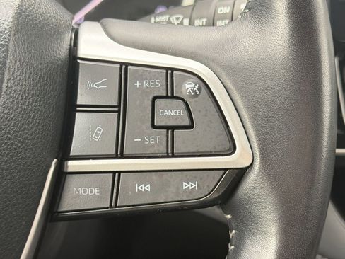 Used 2025 Toyota Highlander LE image 27