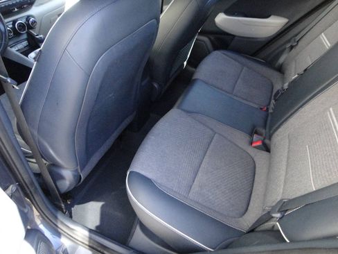 Used 2023 Hyundai Venue Limited FWD image 11