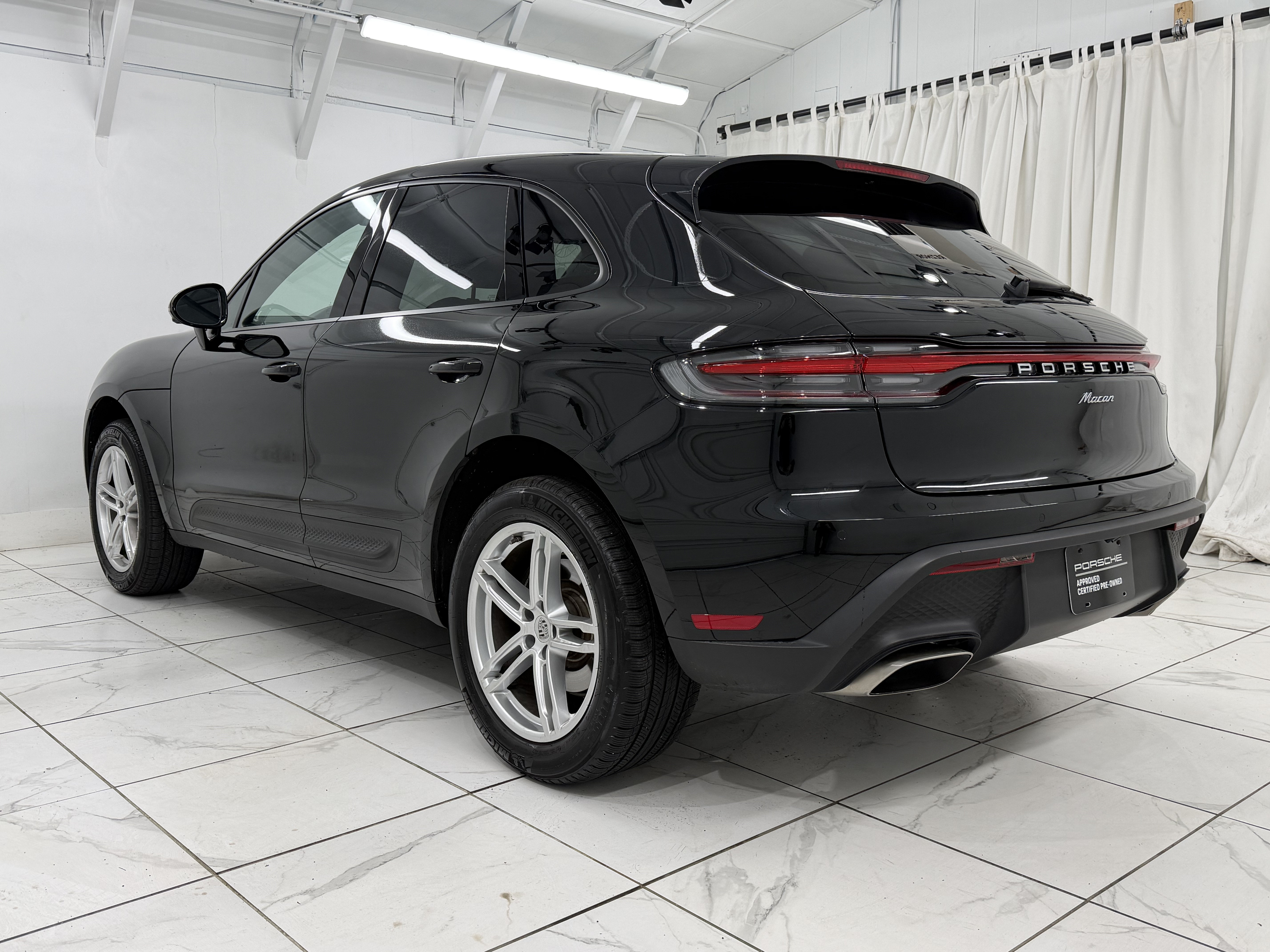 Used 2025 Porsche Macan AWD/4WD image 14