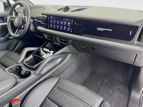 Certified 2025 Porsche Cayenne E-Hybrid AWD/4WD image 31