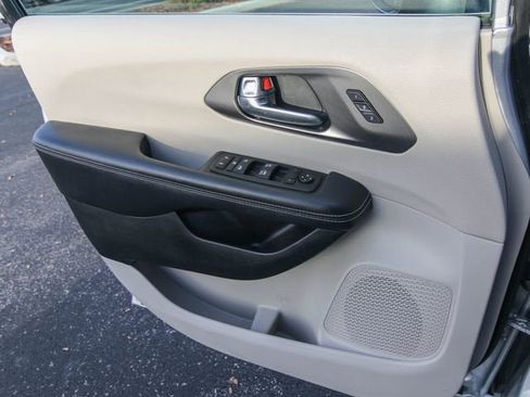 Used 2023 Chrysler Pacifica Touring-L FWD image 13