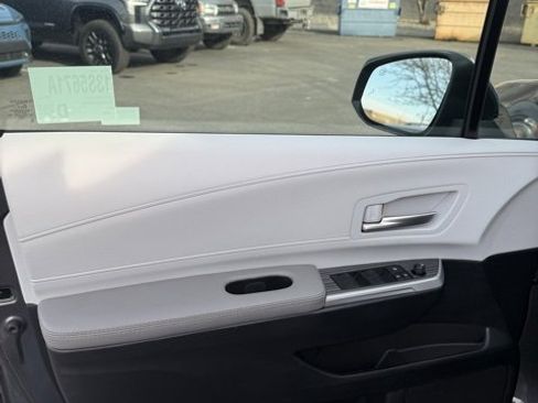 Used 2025 Toyota Sienna XLE image 14