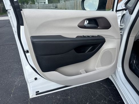 Used 2023 Chrysler Voyager LX image 5