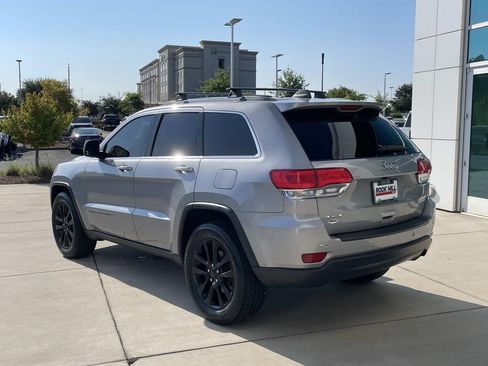 Used 2018 Jeep Grand Cherokee Laredo AWD/4WD image 2