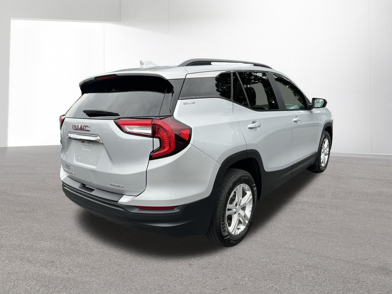 Used 2022 GMC Terrain SLE w/ Driver Convenience Package AWD/4WD image 3