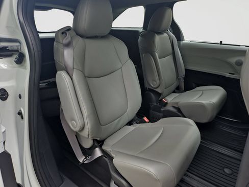 Used 2025 Toyota Sienna XLE FWD image 45
