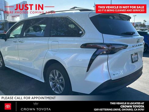Certified 2025 Toyota Sienna XLE FWD image 5